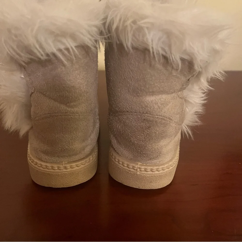 🎀 Size 10C, Cozy Kids high top Boots with Faux Fur‎ Trim and brass button.